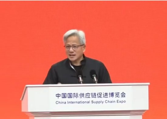 黄仁勋：中国开源AI已成为世界进步催化剂在第三届中国国际供应链促进博览会（以下简称“链博会”）上，英伟达创始人兼CEO黄仁勋发表演讲指出，目前已有150多万中国开发者基于NVIDIA平台创新，DeepSeek、阿里、腾讯、MiniMax、百度等领先模型在这里诞生并开源，推动全球AI发展