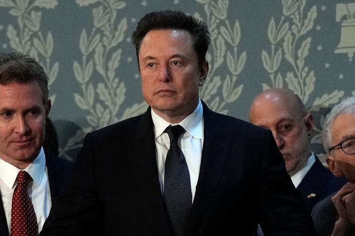 🤖马斯克发布深度伪造视频引发争议埃隆·马斯克在 X 平台上分享了一段经过编辑的卡玛拉·哈里斯竞选视频，可能违反了该平台禁止分享合成媒体的政策