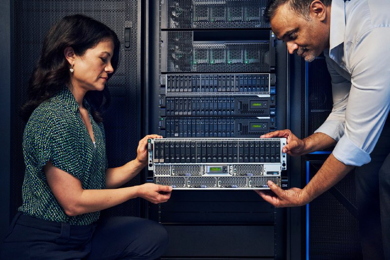 IBM推出Power 11芯片和服务器 侧重简化AI部署IBM周二宣布推出一系列新的数据中心芯片和服务器，据称这些芯片和服务器将比竞争对手更节能，并将简化在业务运营中推出人工智能的过程