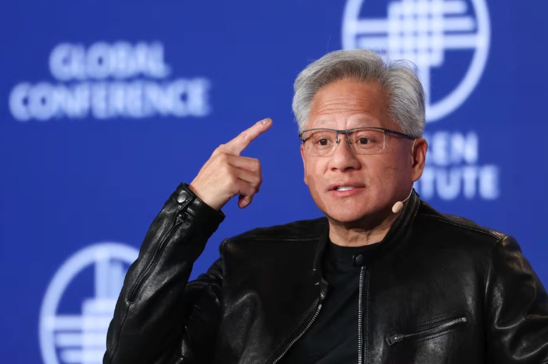 黄仁勋：英伟达在AI安全上“绝对必须”与中国公司合作据CNBC报道，英伟达CEO黄仁勋(Jensen Huang)表示，英伟达“绝对必须”与中国AI公司合作，共同监控这项“具有潜在危险性”的技术所带来的风险