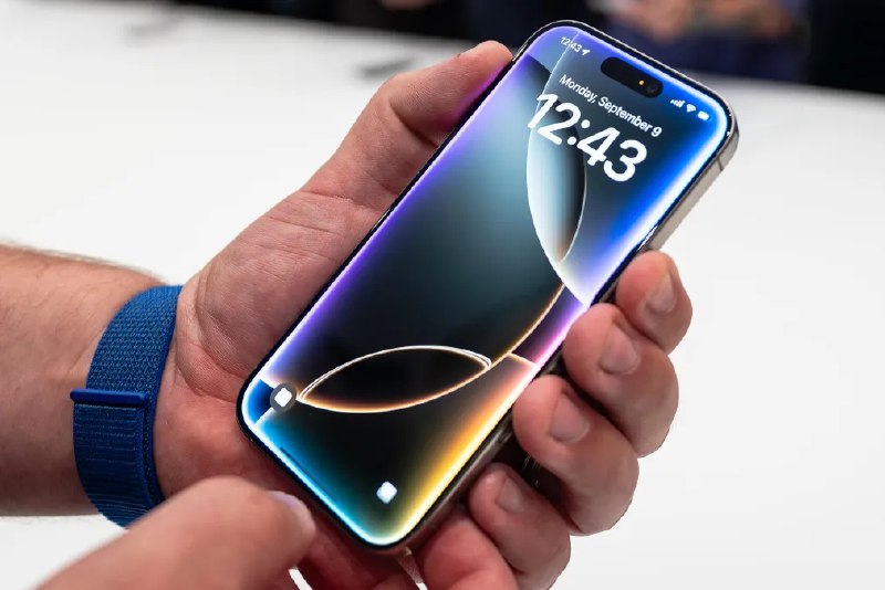 苹果AI国行版终于来了：百度、阿里与苹果联姻有业内人士称，从往常经验来看，安全模块在AI服务里一般只占比10%左右，为苹果提供核心AI能力的可能还是百度