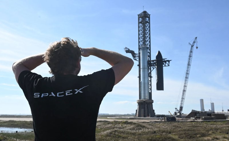 马斯克宣布整合商业帝国：SpaceX收购xAI 总估值达1.25万亿美元2月3日，据彭博社报道，埃隆·马斯克(Elon Musk)计划将旗下SpaceX与xAI合并，这笔交易旨在实现这位亿万富翁主宰AI和太空探索领域日益昂贵的雄心