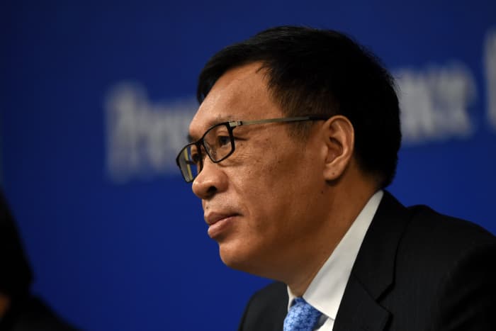 🇨🇳 中国金融业整顿：大规模调查、降薪及政治忠诚优先中国金融业正经历重大变革，自2022年以来，超过500名金融从业人员被调查，仅去年就有至少85名来自中央政府机构的人员被查