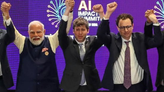 印度人工智能峰会出现尴尬一幕 奥特曼与阿莫代伊拒绝牵手曾经是对手，永远是对手
