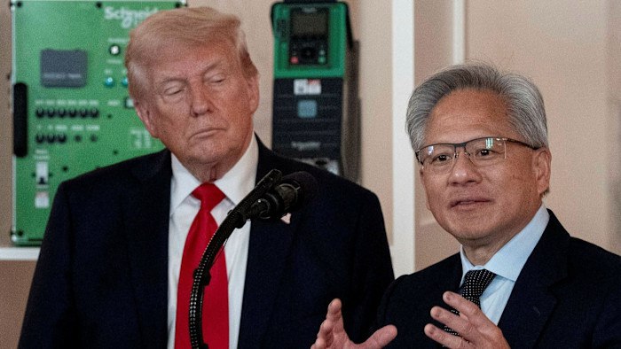 🇺🇸 美国对英伟达与AMD销往中国芯片征收25%关税并启动关键矿产谈判美国总统特朗普于周三宣布，对英伟达（Nvidia）和超威半导体（AMD）销往中国的AI处理器征收25%的关税