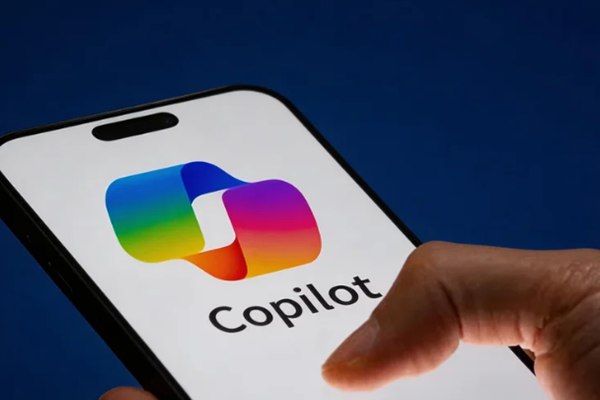 微软确认开发Copilot AI超级应用，整合聊天、编程与智能代理能力微软正在开发一款整合Copilot聊天、编码助手和智能代理能力的AI“超级应用”，微软首席执行官萨蒂亚·纳德拉在最新财报电话会议中确认，该应用计划于今年推出，并覆盖消费者与商业两类使用场景
