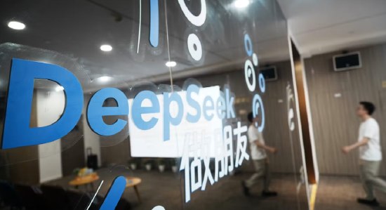 消息称DeepSeek前7个月营收约4.75亿元 算力花了110亿元9月4日，据《财经》援引多名参与交易人士消息，DeepSeek最新估值约为5000亿元，计划在第二轮融资中募集500亿元