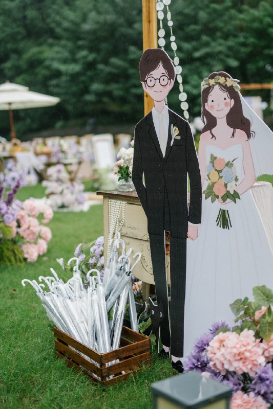 Midjourney在现实生活里的实践🤣做了 婚礼迎宾立牌和小扇子感谢AI 造福手残交互🥲(虽然还是较耗时(调细节)共花了快5小时，而且那时候还木有高清放大，打印店让我重做，还用了topaz，笑鼠#AI的神奇用法Midjourney在现实生活里的实践🤣做了 婚礼迎宾立牌和小扇子感谢AI 造福手残交互🥲(虽然还是较耗时(调细节)共花了快5小时，而且那时候还木有高清放大，打印店让我重做，还用了topaz，笑鼠#AI的神奇用法