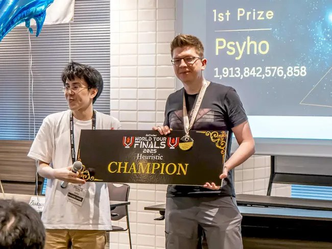 人类VS AI：波兰程序员10小时编程马拉松中击败OpenAI在东京举行的2025年AtCoder世界巡回赛总决赛（AWTF）中，来自波兰格丁尼亚的42岁程序员Psyho创造了历史，击败了OpenAI的定制AI模型，赢得了这场比赛