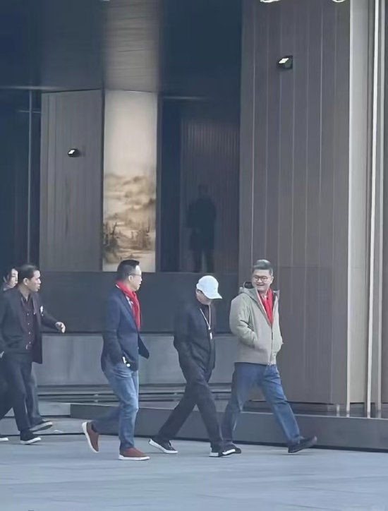 马云现身蚂蚁园区 佩戴工牌与鸭舌帽尽显低调今日，有网友拍到马云佩戴工牌现身蚂蚁园区，并由蚂蚁集团董事长井贤栋、蚂蚁集团CEO韩歆毅两人陪同，照片中的马云戴着白色鸭舌帽，显得十分低调