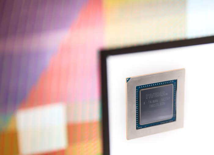 🚀 英伟达新一代AI芯片面临制造挑战英伟达正凭借其新款Blackwell芯片推动人工智能芯片技术的边界