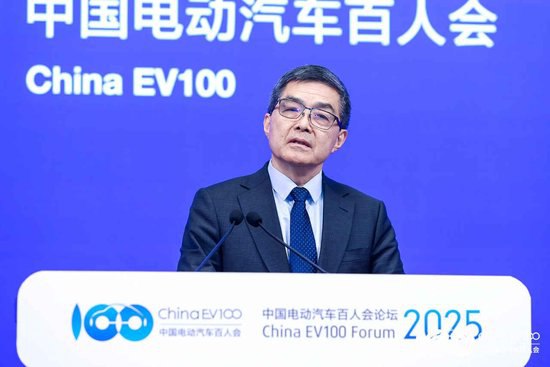 欧阳明高：预计2030年L4级自动驾驶在中高级乘用车中规模商业化动力电动化方面，他预计，2025年预计新能源车销量超过1600万辆，随后将进入稳定增长期，年增长率下降但保有量大幅提升，2030年预计达1~1.6亿辆