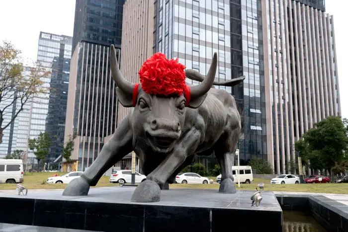 高盛：投资者抛弃美股涌入中国 DeepSeek是主要原因中国股市迎来牛市高盛分析师写道：“我们近期与投资者的交流显示，全球长线基金近来更多参与了中国资本市场的交易（IPO和配售），鉴于其美股仓位已接近历史高位且近期美股波动加剧，他们越来越有动力通过公开市场增持中国股票