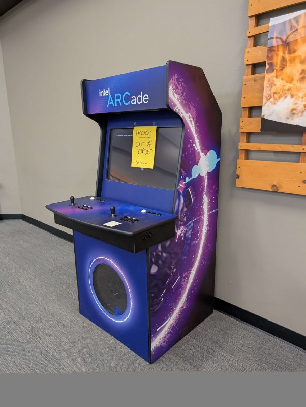 Intel造了一台特殊的街机“Intel ARCade”内部是一台NUC Extreme迷你机，很可能是最新的NUC 11 Extreme，之前曾在锐炫A770的宣传做用过