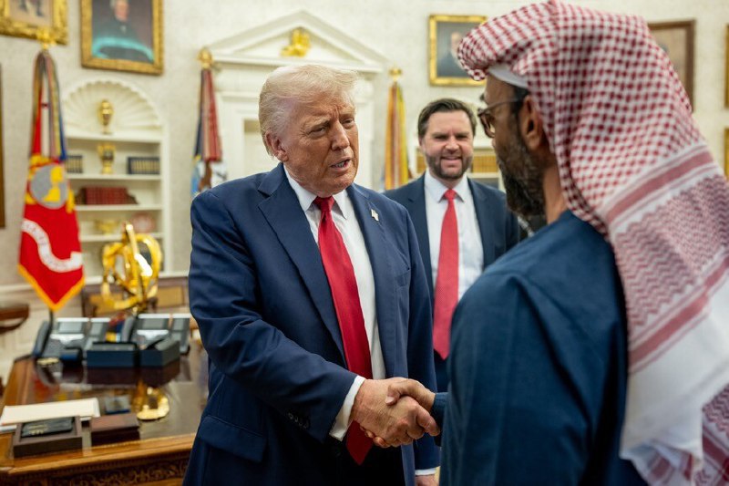 🤝特朗普在白宫会见阿联酋国家安全顾问美国前总统唐纳德·J·特朗普在白宫欢迎阿联酋国家安全顾问谢赫·塔赫农·本·扎耶德·阿勒纳哈扬，并举行了会议和晚宴