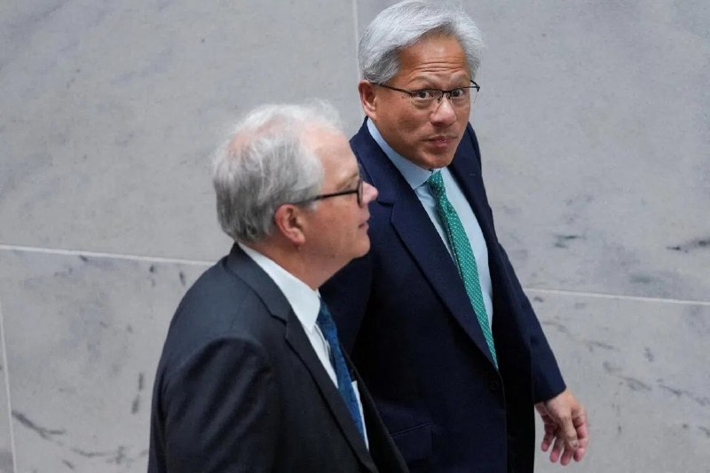 黄仁勋会见美国国会议员 再次倡导开源模型英伟达CEO黄仁勋周二前往美国国会，会见了弗吉尼亚州民主党参议员马克・沃纳，后者同时担任参议院情报特别委员会副主席