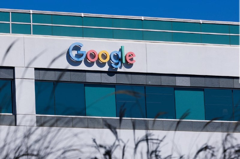 欧盟勒令Google向竞争对手开放Android系统与搜索数据本周四，欧盟下达两项最新监管指令，要求科技巨头Google必须遵守欧盟的《数字市场法案》（DMA），赋予竞争对手的人工智能助手和搜索引擎在Android系统及Google搜索（Google Search）核心数据上拥有与Google自身同等的访问权限