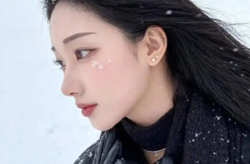 韩国女子用ChatGPT策划诱杀 被捕后靠清纯颜值粉丝暴涨50倍近日，22岁的韩国“蛇蝎美人”金某连环杀人案，因其“清纯颜值”与“毒辣手段”的极端反差，在全韩引发强烈震动