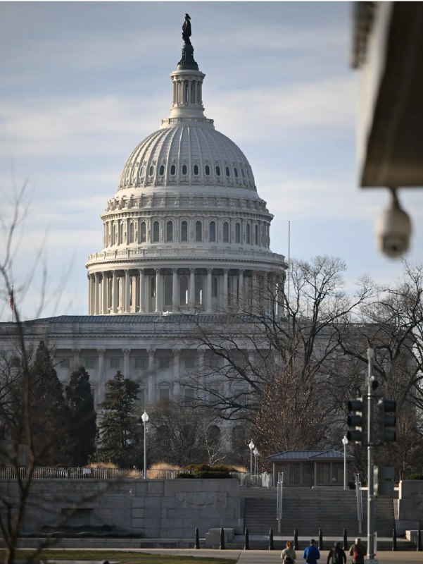 美参议院批准使用谷歌、OpenAI及微软三大AI聊天机器人3月11日，据《纽约时报》报道，当地时间周一，美国参议院的一名高层管理人员批准助手们在公务中使用三款AI聊天机器人