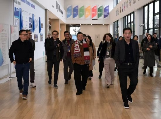 马云现身杭州云谷学校交流AI 蔡崇信、吴泳铭等阿里核心管理层罕见聚齐3月3日新年阿里开工第一站，马云与阿里、蚂蚁的核心管理层来到杭州云谷学校，与校长、老师们畅谈AI带来的挑战和机会