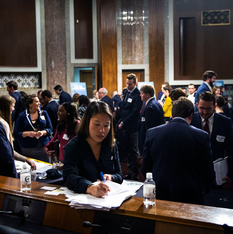 🤖AI浪潮席卷招聘市场AI生成简历泛滥: LinkedIn申请数量同比增长超过45%，平均每分钟收到11000份申请，大量简历疑似由ChatGPT等AI工具生成