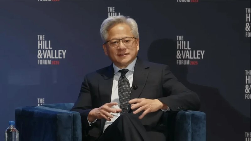 消息称美国拟向沙特进一步开放AI芯片 英伟达将在沙特建AI工厂报道援引知情人士透露，这些协议可能会在特朗普访问中东期间最终敲定