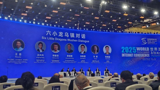 “杭州六小龙”公开同框 梁文锋未现身 DeepSeek大咖“顶班”亮相今日，在2025年世界互联网大会乌镇峰主论坛上，“杭州六小龙”企业负责人首聚乌镇，并在中国工程院院士、阿里云创始人王坚主持下同台对话