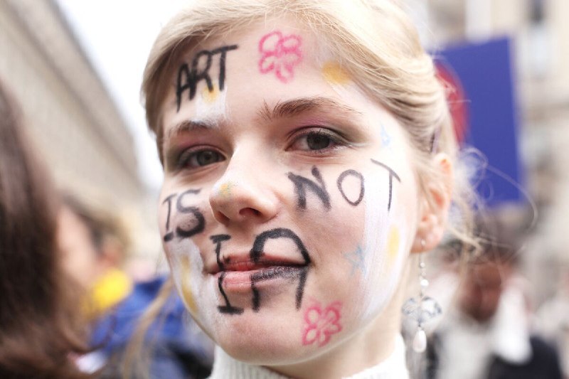 🤖 AI冲击或成新“中国冲击”：或致失业率飙升* 美国前总统特朗普试图扭转过去25年的贸易政策，应对所谓的“中国冲击”，但可能忽略了人工智能（AI）对劳动力市场的潜在冲击