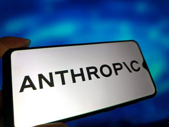 📚AI版权案判决：Anthropic公司用数百万本旧书训练Claude模型获部分胜诉Anthropic公司为训练其AI聊天机器人Claude，花费数百万美元购买并销毁了数百万本旧书进行数字化，同时还下载了超过700万本盗版书籍