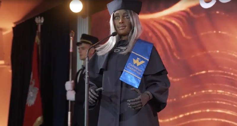 在一次具有开创性意义的时刻，近日，世界上第一位AI机器人CEO Mika在2023/24学年华沙人类大学大学的就职典礼上被授予荣誉教授的称号