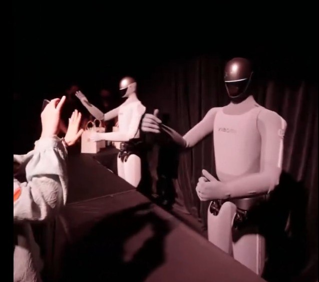 小米新款人形机器人亮相投资者日:已进厂实测，复杂安装成功率超90%4月27日，小米在投资者大会上低调展示了研发四年的新款全尺寸人形机器人，标志着其具身智能技术从实验室演示迈向工厂实操阶段