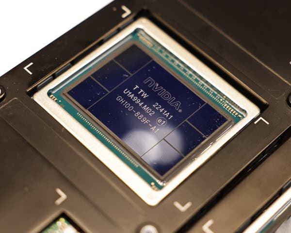 🤖AI算力差距：世界面临数字鸿沟全球算力分布严重不均： 仅32个国家（约占全球的16%）拥有AI专用数据中心，主要位于北半球