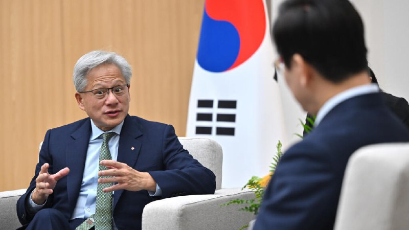韩国总统李在明会见英伟达CEO黄仁勋 讨论AI合作韩国总统李在明周五会见了英伟达CEO黄仁勋，就扩大人工智能（AI）基础设施领域的合作进行了讨论