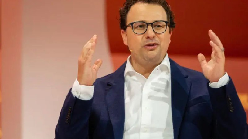 Anthropic CEO炮轰奥特曼：全是谎言，与军方一起作秀3月5日，美国AI公司Anthropic联合创始人兼CEO达里奥·阿莫代伊(Dario Amodei)对OpenAI CEO萨姆·奥特曼颇为不满(Sam Altman)