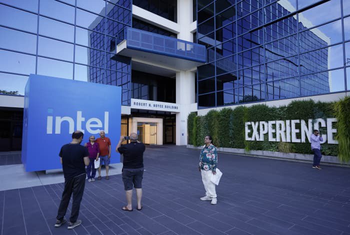 📉 英特尔的衰落：从芯片领袖到收购目标英特尔，曾经是全球领先的半导体公司，自 2020 年初以来其股价已暴跌近 70%，现在已成为高通潜在的收购目标