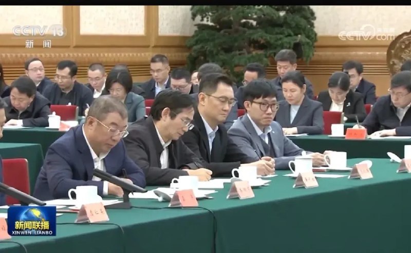 马化腾透露和梁文锋有交流：敬佩独立、开源的产品马化腾指出，未来应用发展机会已经到来，各公司均采用AI落地，并且也看到AI智能体发展，有很多AI相关工具的想象空间